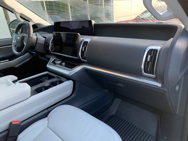 Used 2025 Ford Expedition Platinum w/ Platinum Ultimate Package image 11