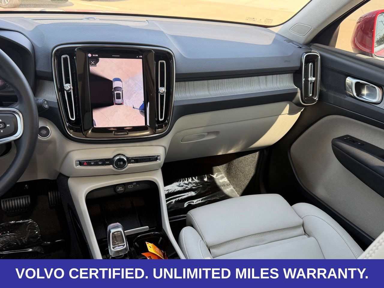 Certified 2024 Volvo XC40 B5 Plus AWD/4WD image 16