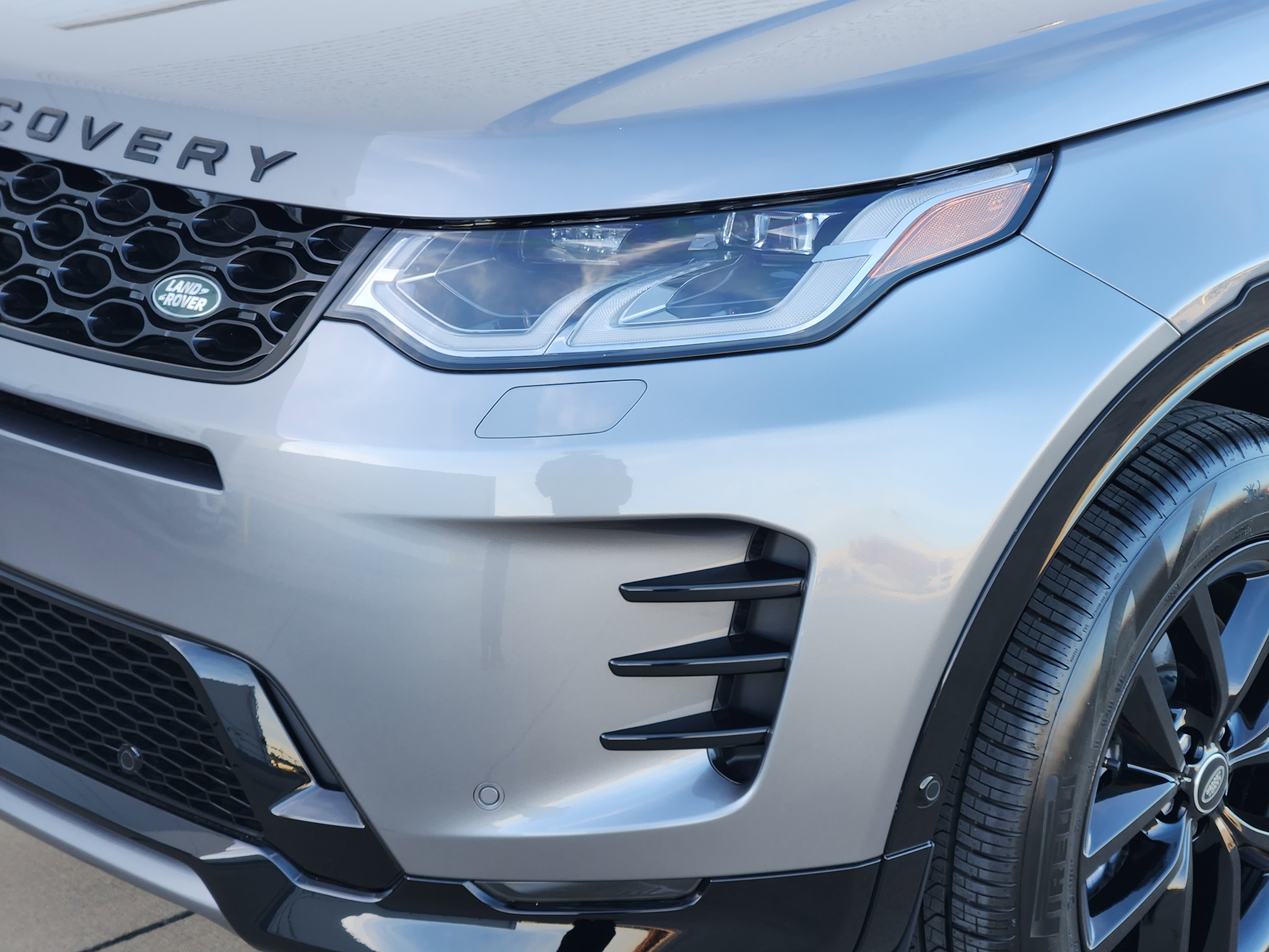 New 2025 Land Rover Discovery Sport Dynamic SE image 9