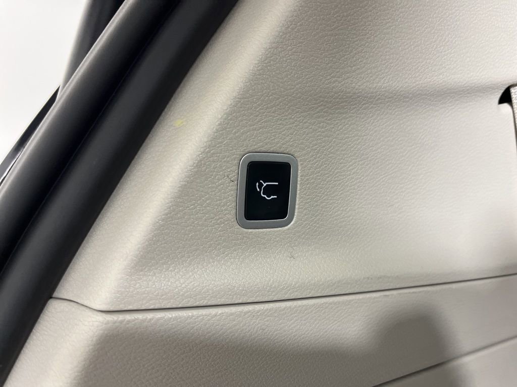 Used 2024 Chrysler Pacifica Touring-L image 10