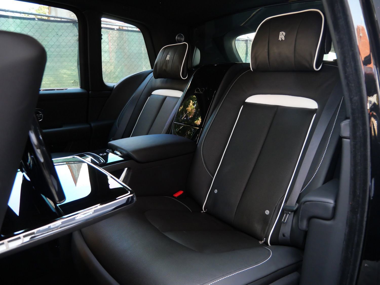 Used 2022 Rolls-Royce Cullinan Black Badge w/ Dark Exterior Package image 7