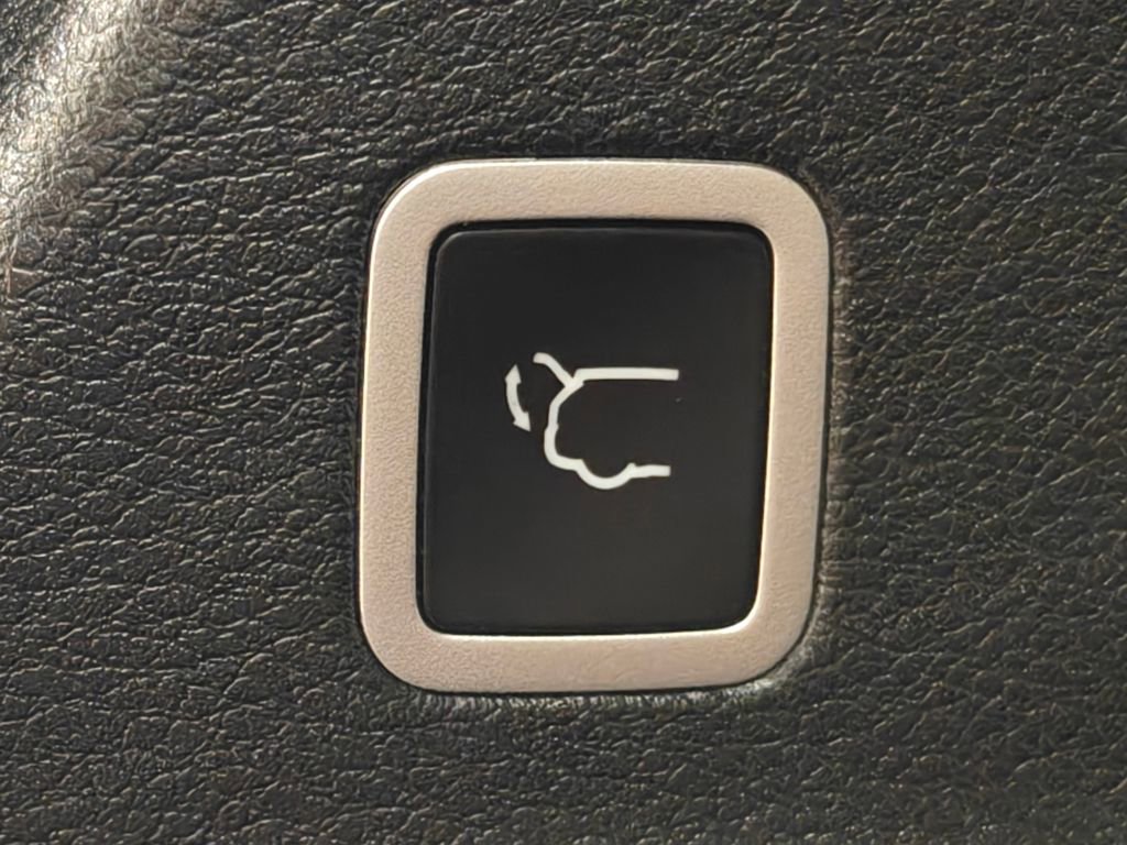 Used 2024 Chrysler Pacifica Touring image 34