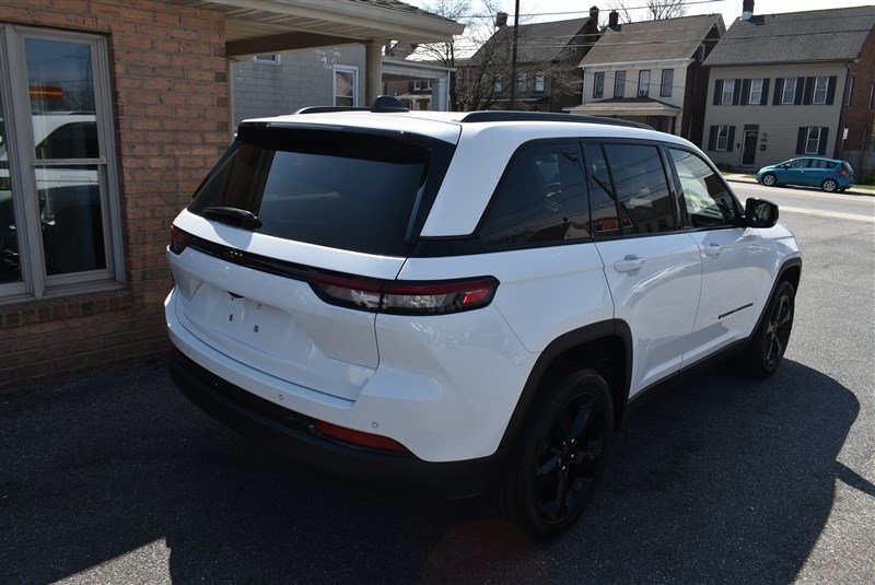 Used 2023 Jeep Grand Cherokee Altitude AWD/4WD image 4
