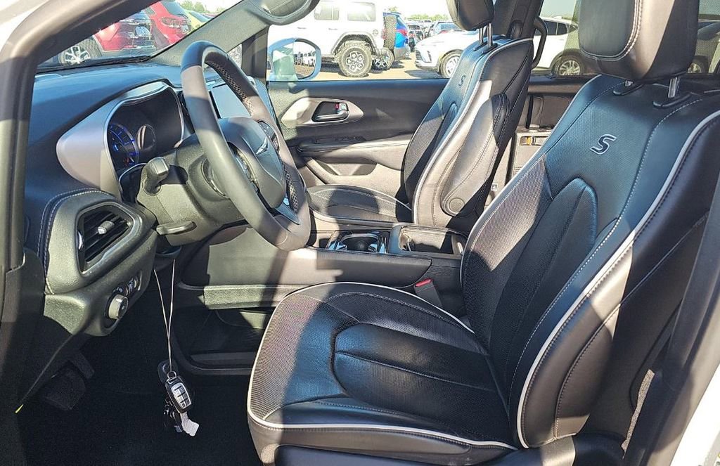 Used 2022 Chrysler Pacifica Limited w/ Uconnect Theater Family Group FWD image 7