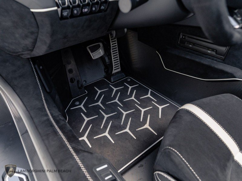 Used 2021 Lamborghini Aventador SVJ AWD/4WD image 39
