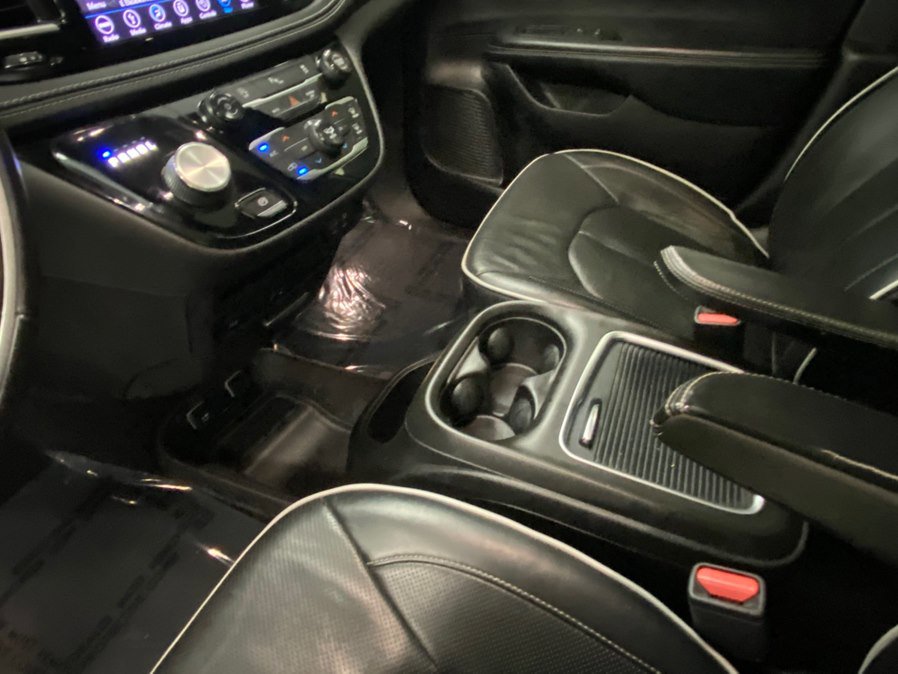 Used 2018 Chrysler Pacifica Limited w/ S Appearance Package FWD image 29