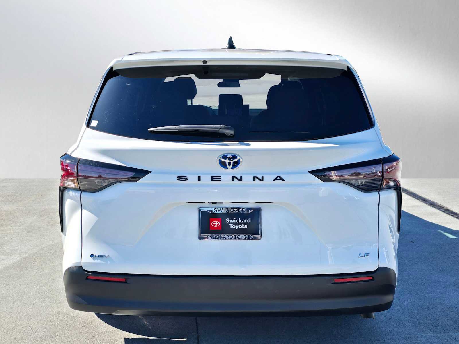 Certified 2025 Toyota Sienna LE FWD image 4