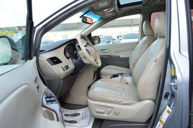 Used 2011 Toyota Sienna XLE w/ XLE Navigation Pkg FWD image 12