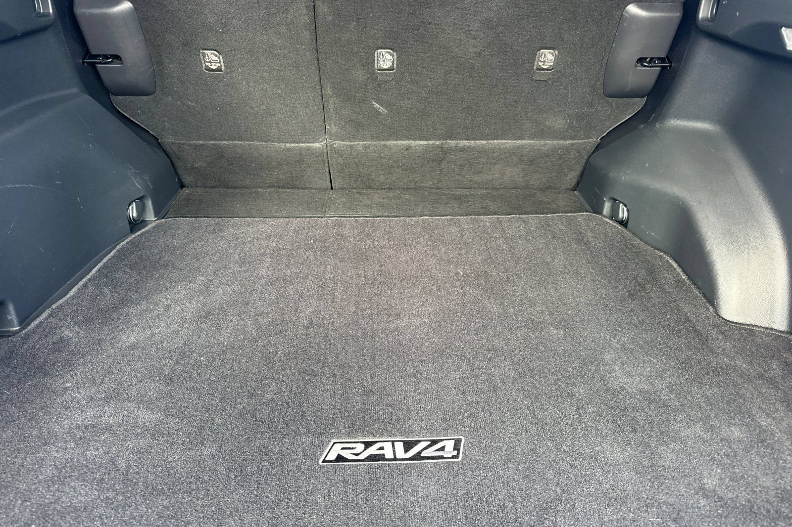 Used 2020 Toyota RAV4 XLE Premium FWD image 17