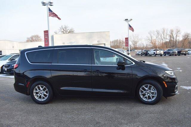 Used 2024 Chrysler Pacifica Touring-L FWD image 9