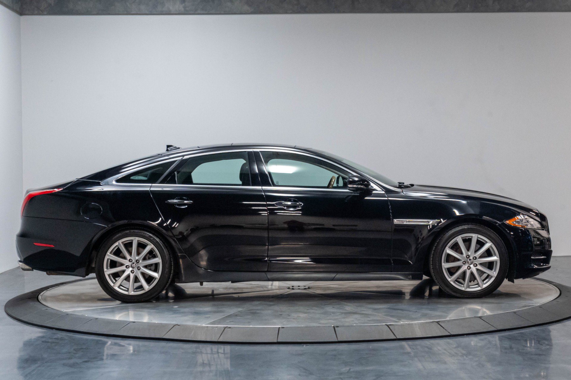 Used 2013 Jaguar XJ AWD image 29