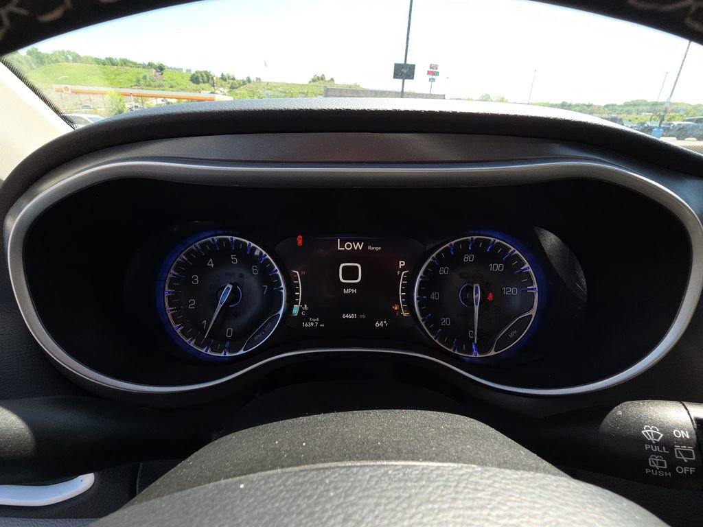 Used 2023 Chrysler Pacifica Touring-L FWD image 16