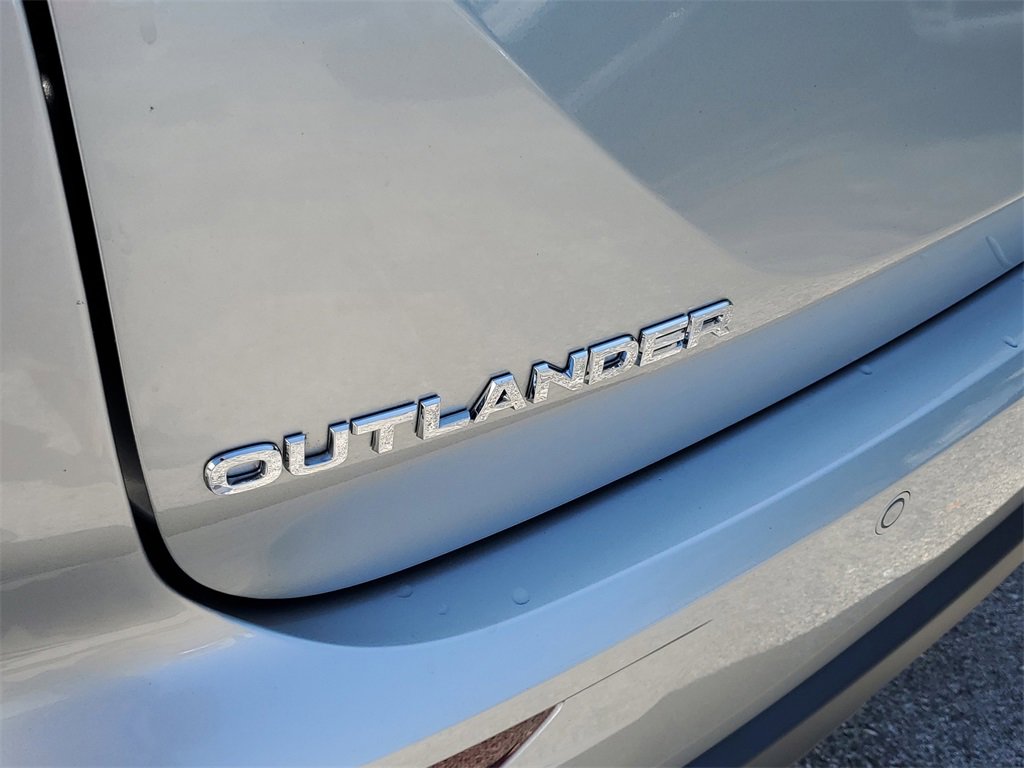 New 2025 Mitsubishi Outlander ES image 9