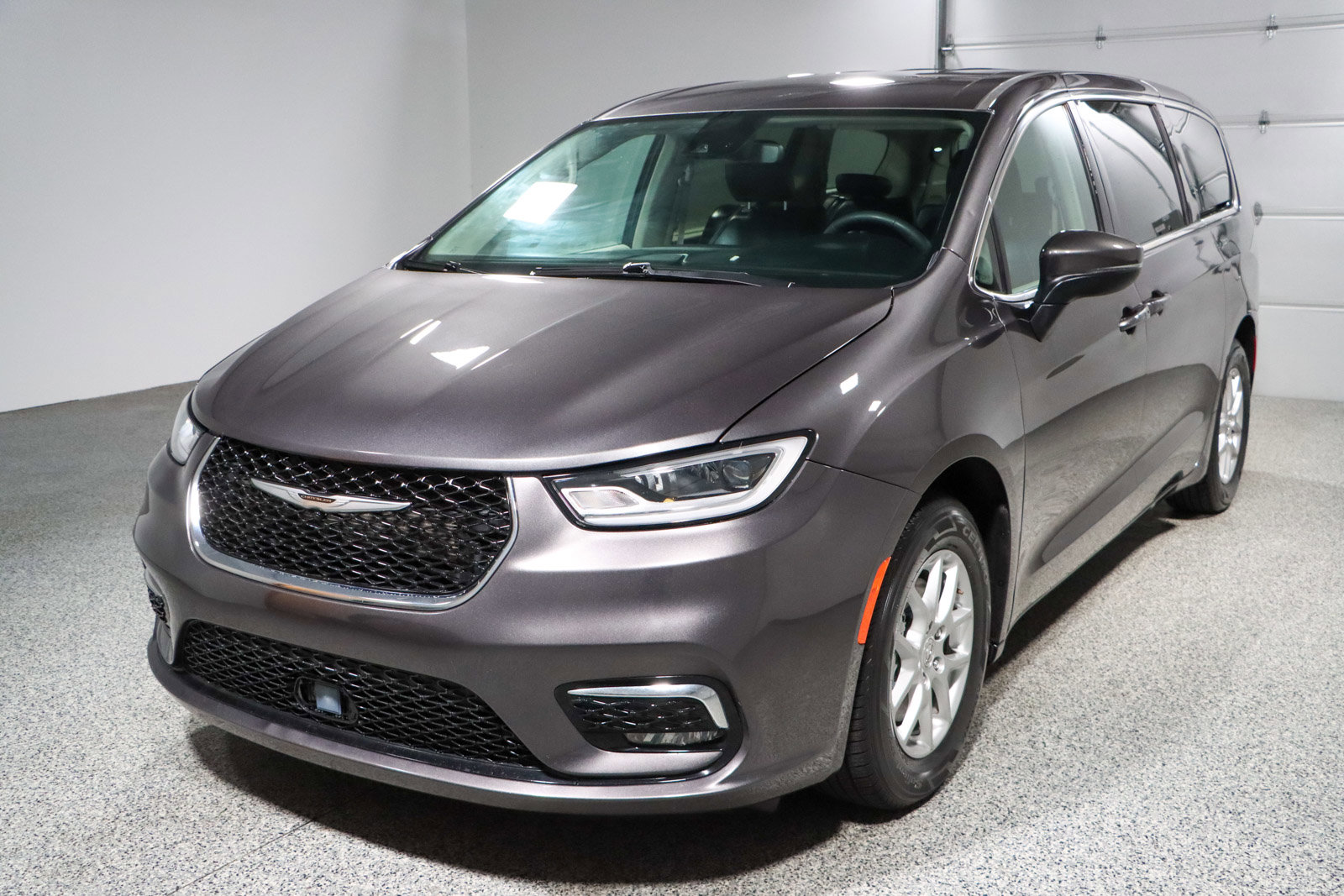 Used 2023 Chrysler Pacifica Touring-L image 32