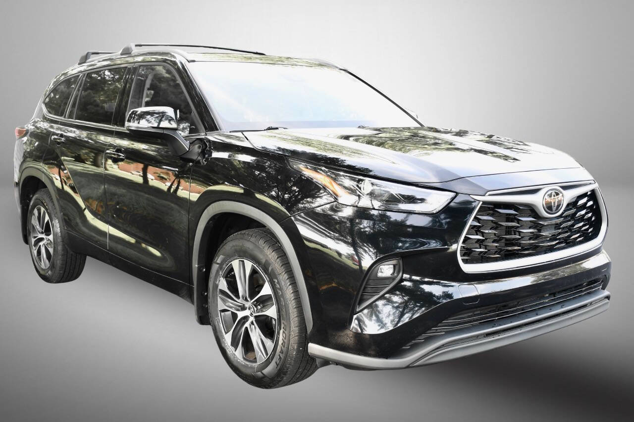 Used 2022 Toyota Highlander XLE AWD/4WD image 9