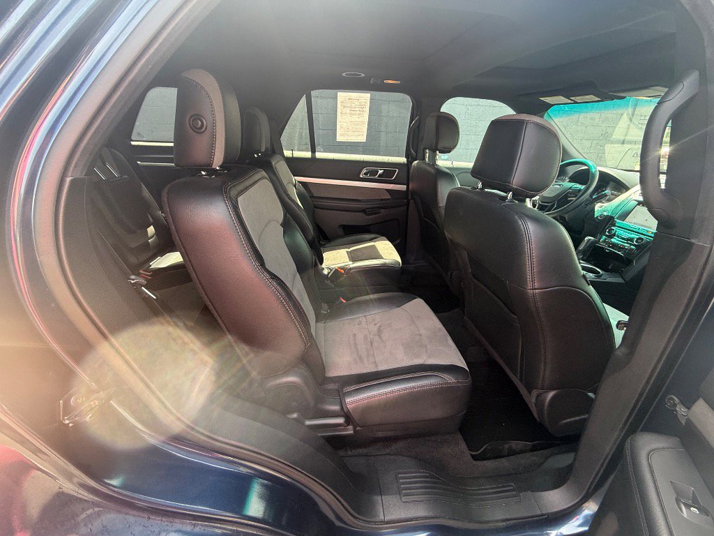 Used 2017 Ford Explorer XLT w/ Equipment Group 202A AWD/4WD image 10
