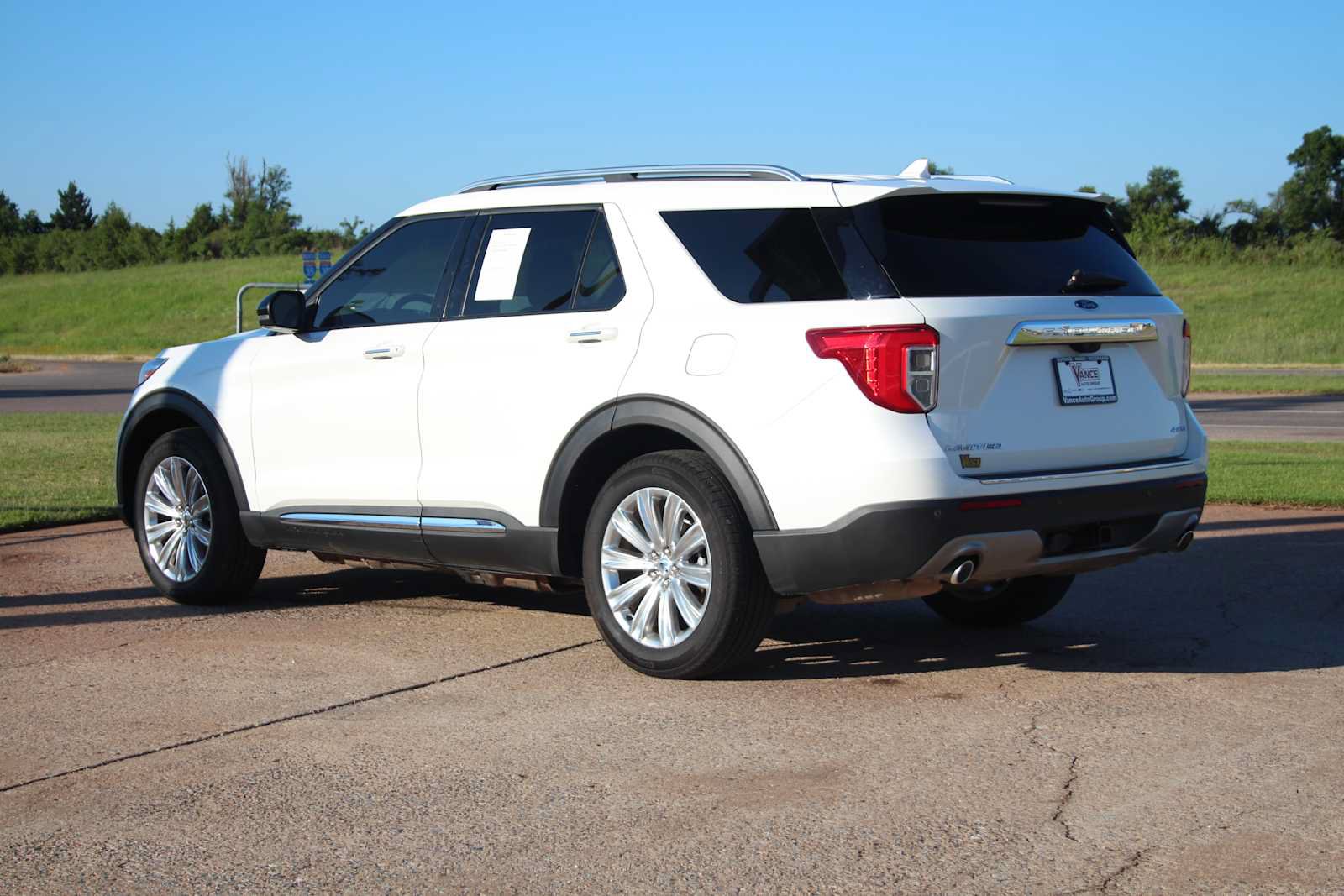 Used 2023 Ford Explorer Limited w/ Limited Technology Package AWD/4WD image 7
