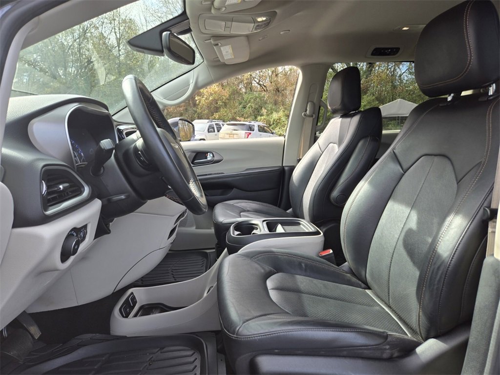Used 2020 Chrysler Pacifica Touring-L image 10