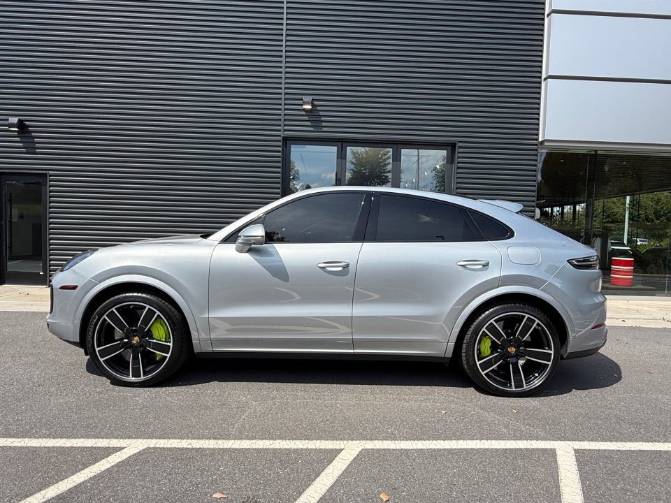 Certified 2020 Porsche Cayenne Turbo S AWD/4WD image 2