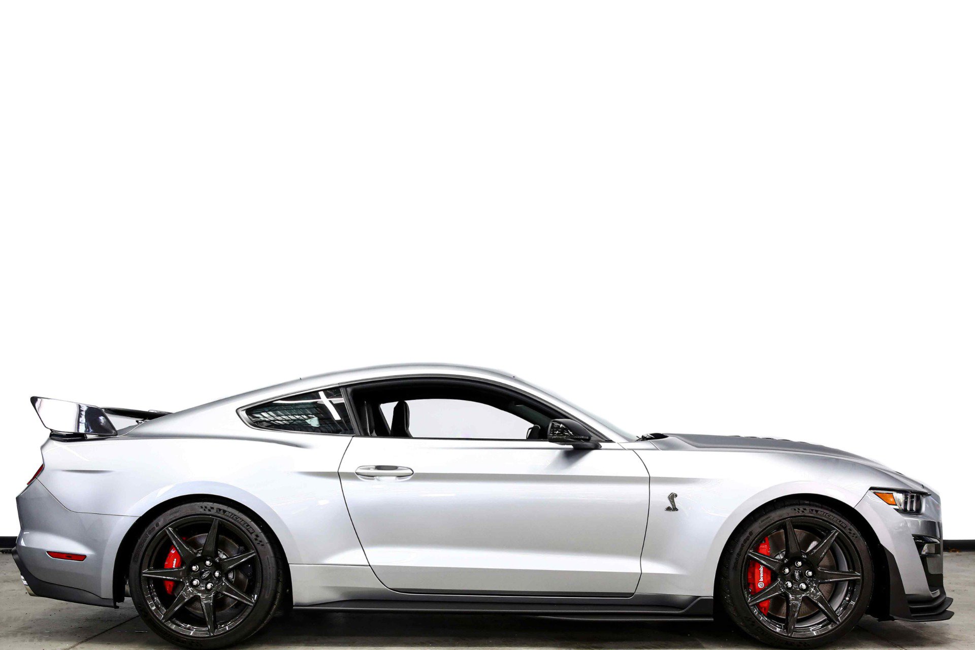 Used 2021 Ford Mustang Shelby GT500 w/ Carbon Fiber Track Pack RWD image 2