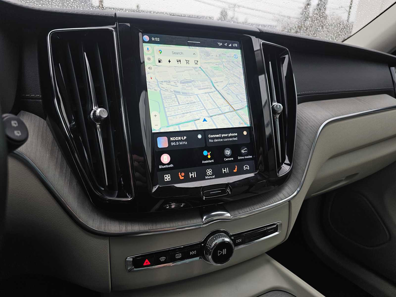 Certified 2023 Volvo XC60 T8 Ultimate w/ Climate Package image 30