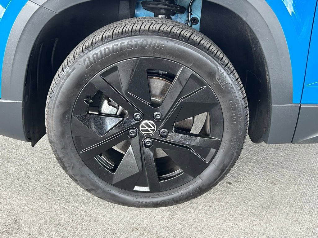 Used 2025 Volkswagen Taos SE image 27