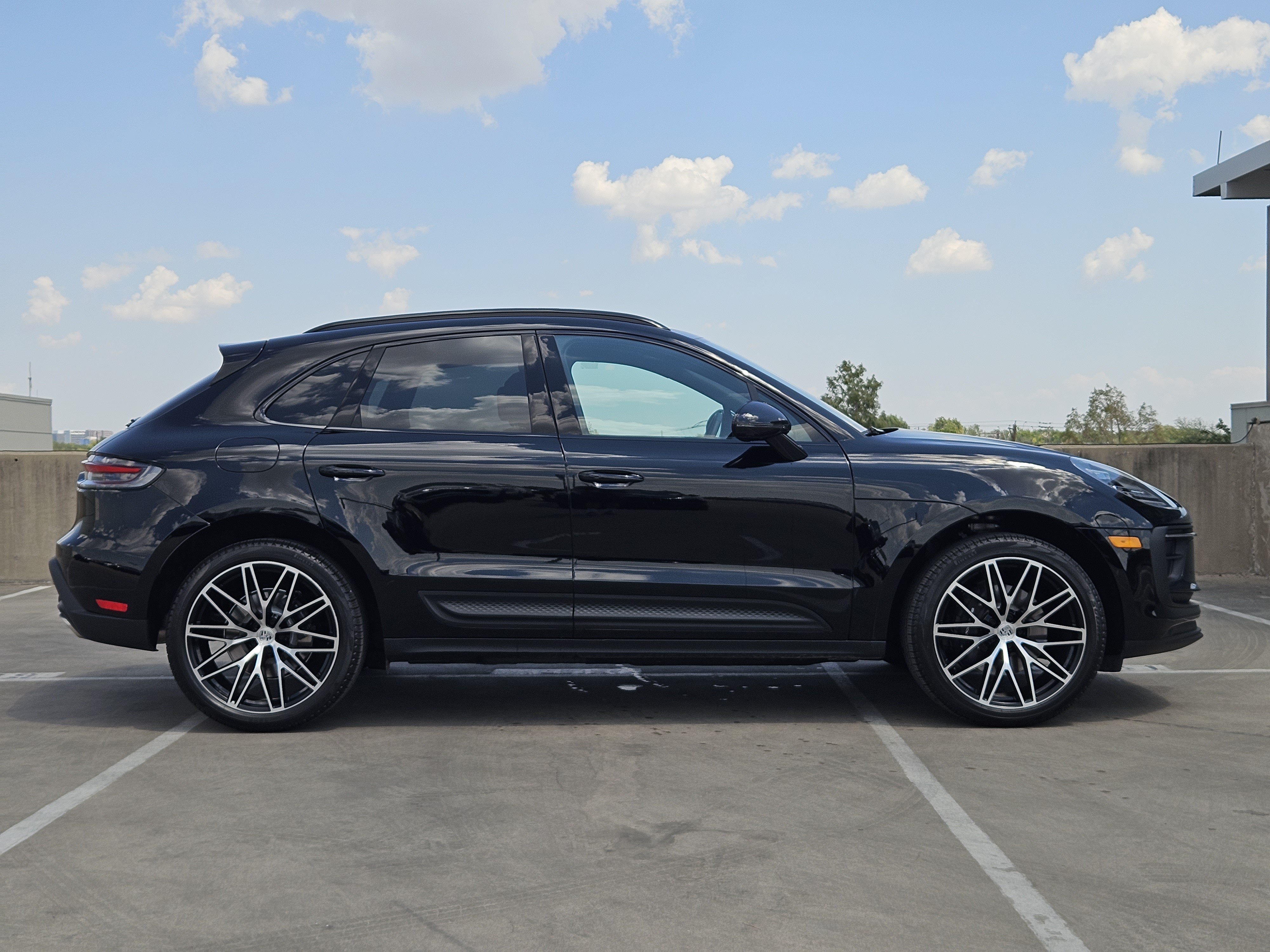 Certified 2025 Porsche Macan AWD/4WD image 9