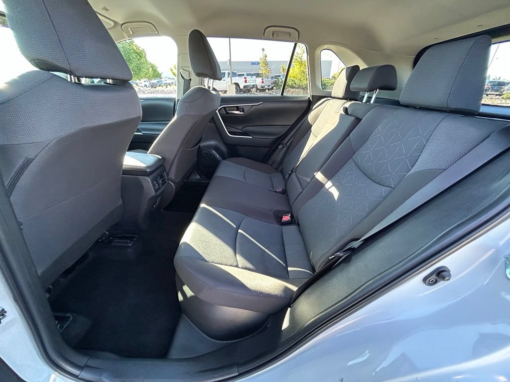 Used 2025 Toyota RAV4 XLE AWD/4WD image 18