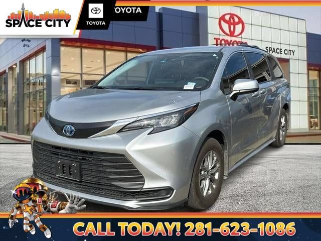Used 2025 Toyota Sienna LE FWD image 1