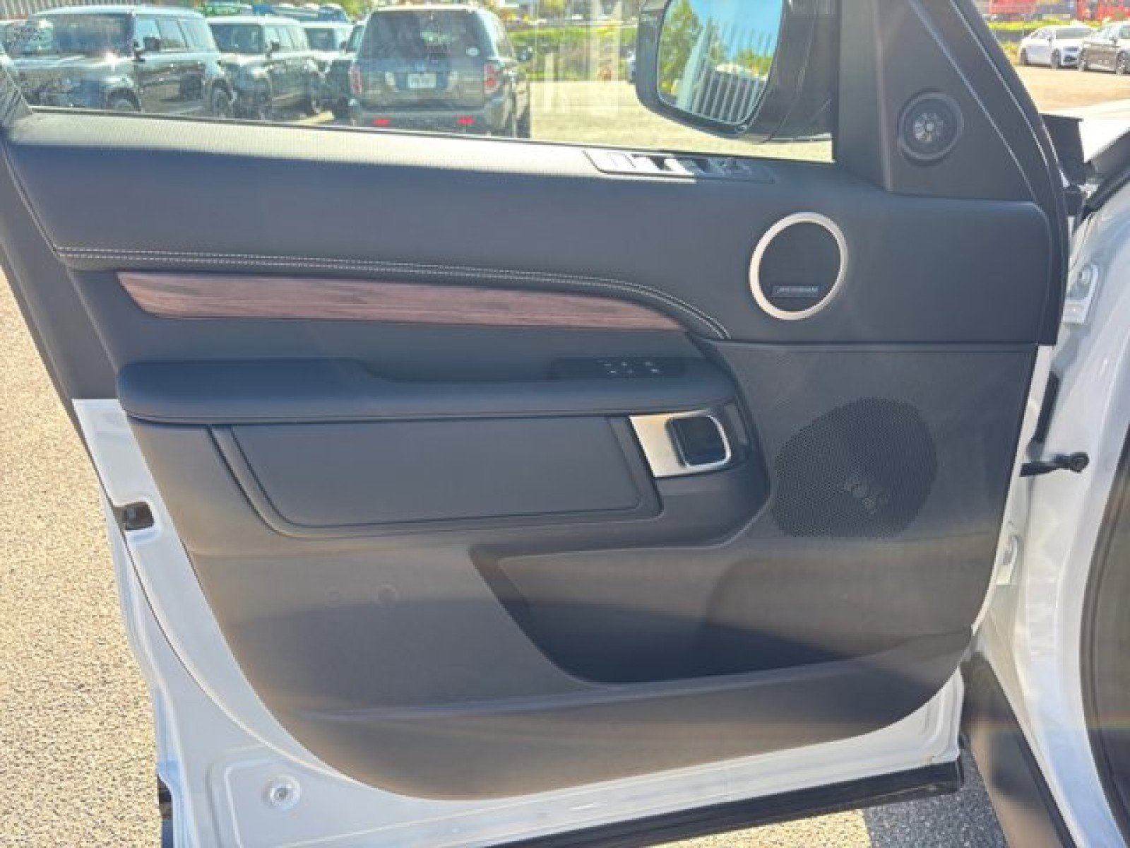 New 2025 Land Rover Discovery Dynamic SE image 21