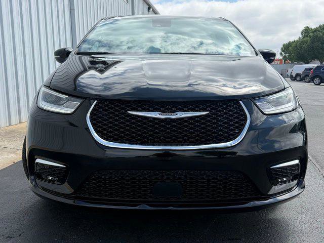 Used 2026 Chrysler Pacifica Select image 16