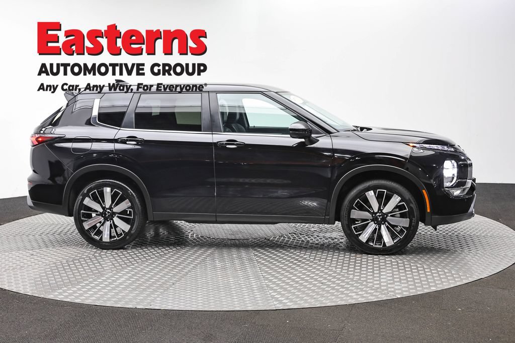 Used 2025 Mitsubishi Outlander SE AWD/4WD image 4