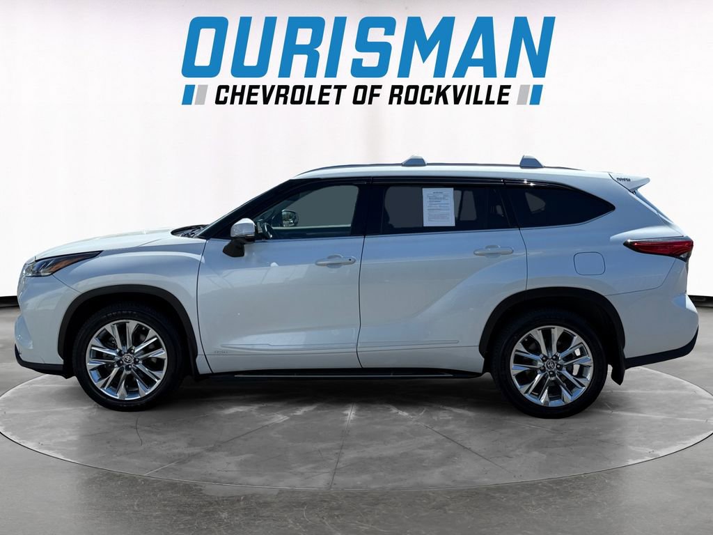 Used 2023 Toyota Highlander Limited image 3