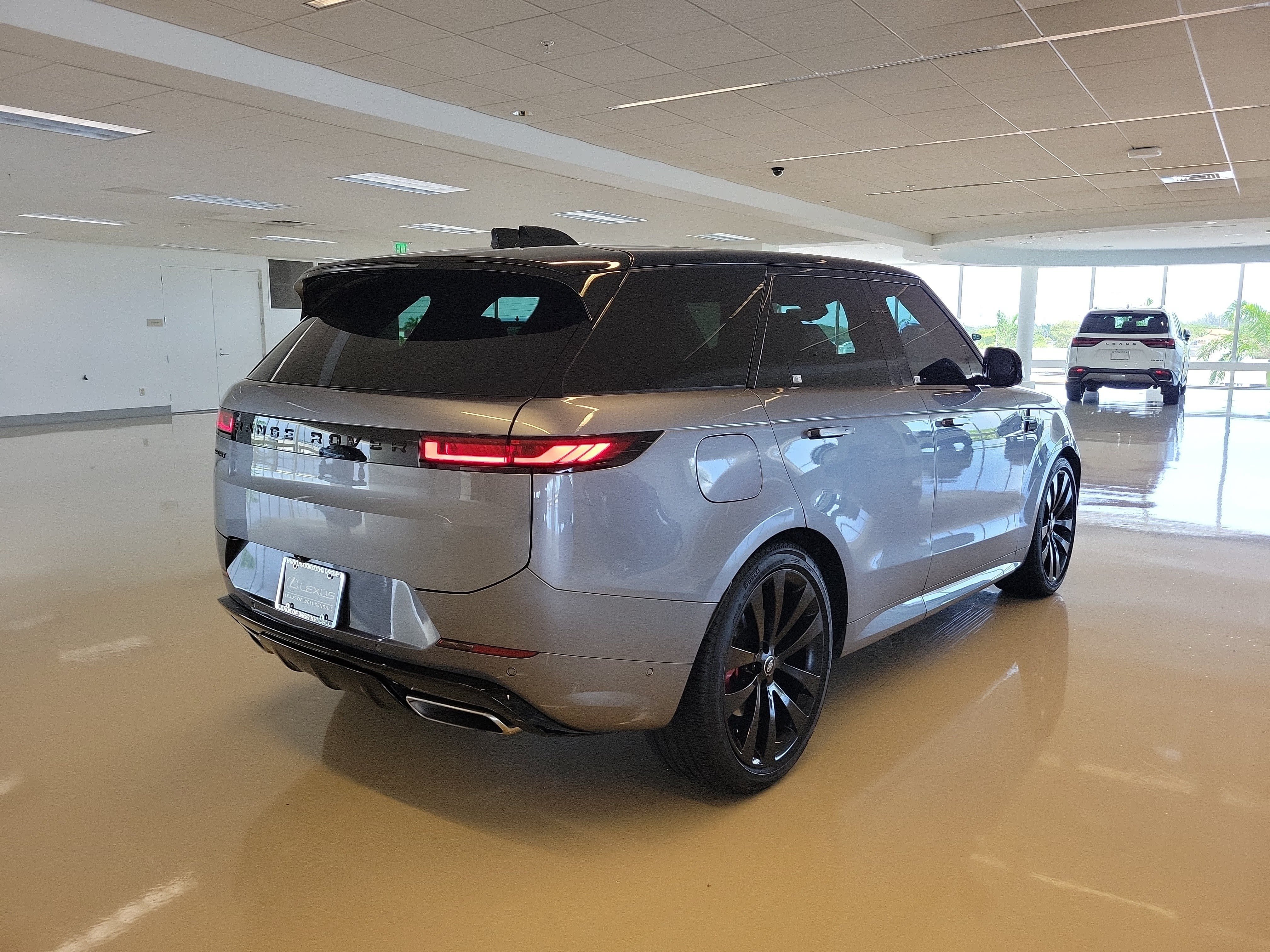 Used 2025 Land Rover Range Rover Sport Dynamic SE AWD/4WD image 8