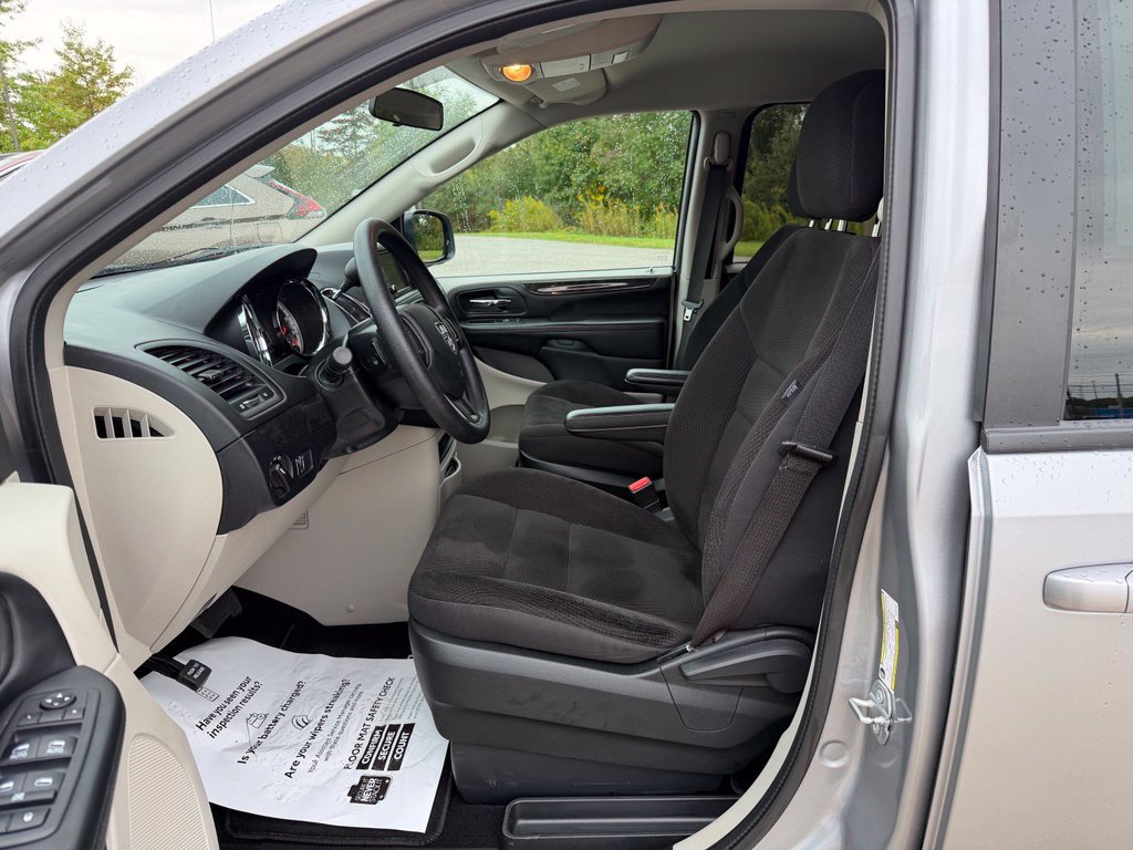 Used 2018 Dodge Grand Caravan SE FWD image 12