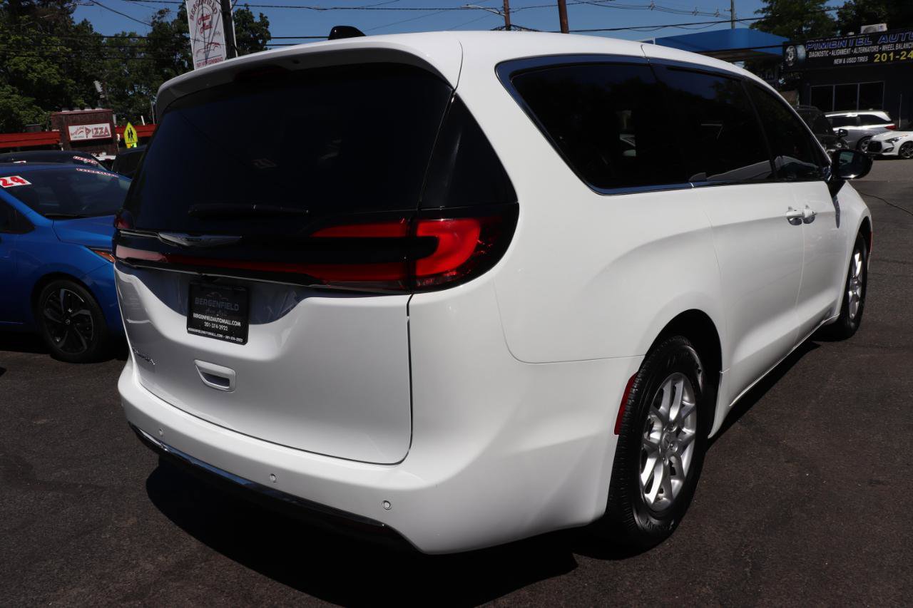 Used 2026 Chrysler Pacifica Select FWD image 5