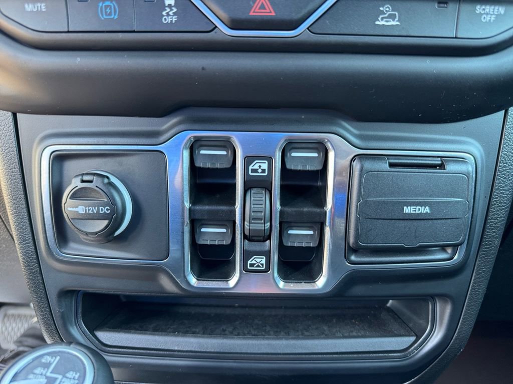 Used 2023 Jeep Wrangler Unlimited Sahara w/ Cold Weather Group AWD/4WD image 27