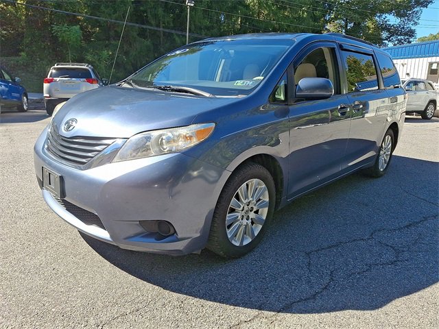 Used 2014 Toyota Sienna LE image 4