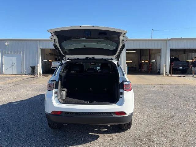 Certified 2025 Jeep Compass Latitude w/ Sun & Sound Group AWD/4WD image 23