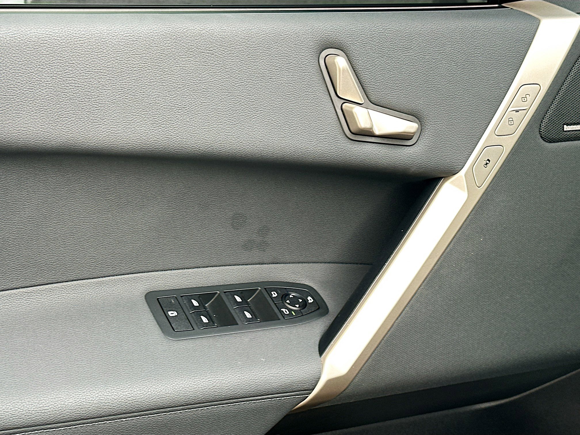 Used 2025 BMW iX xDrive50 w/ Sport Package image 17