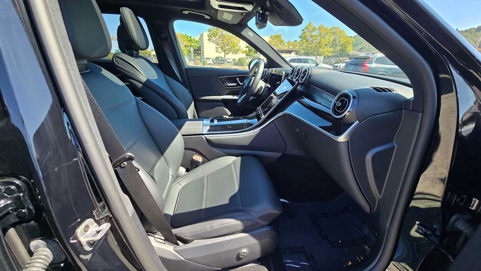 Used 2025 Mercedes-Benz GLC 300 4MATIC image 12