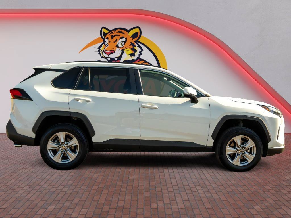 Used 2025 Toyota RAV4 XLE AWD/4WD image 4