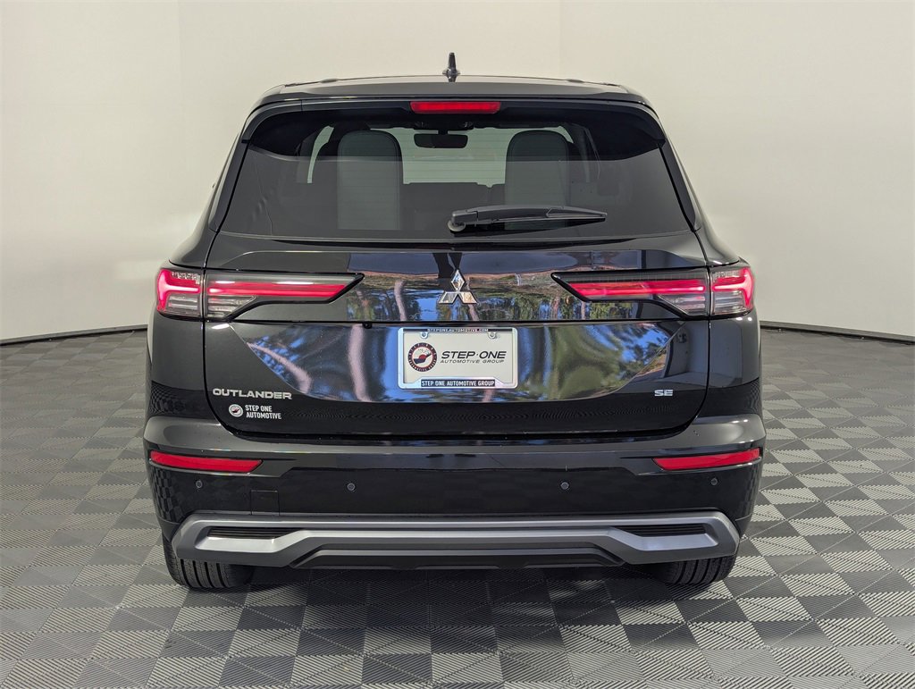 Used 2025 Mitsubishi Outlander SE image 6