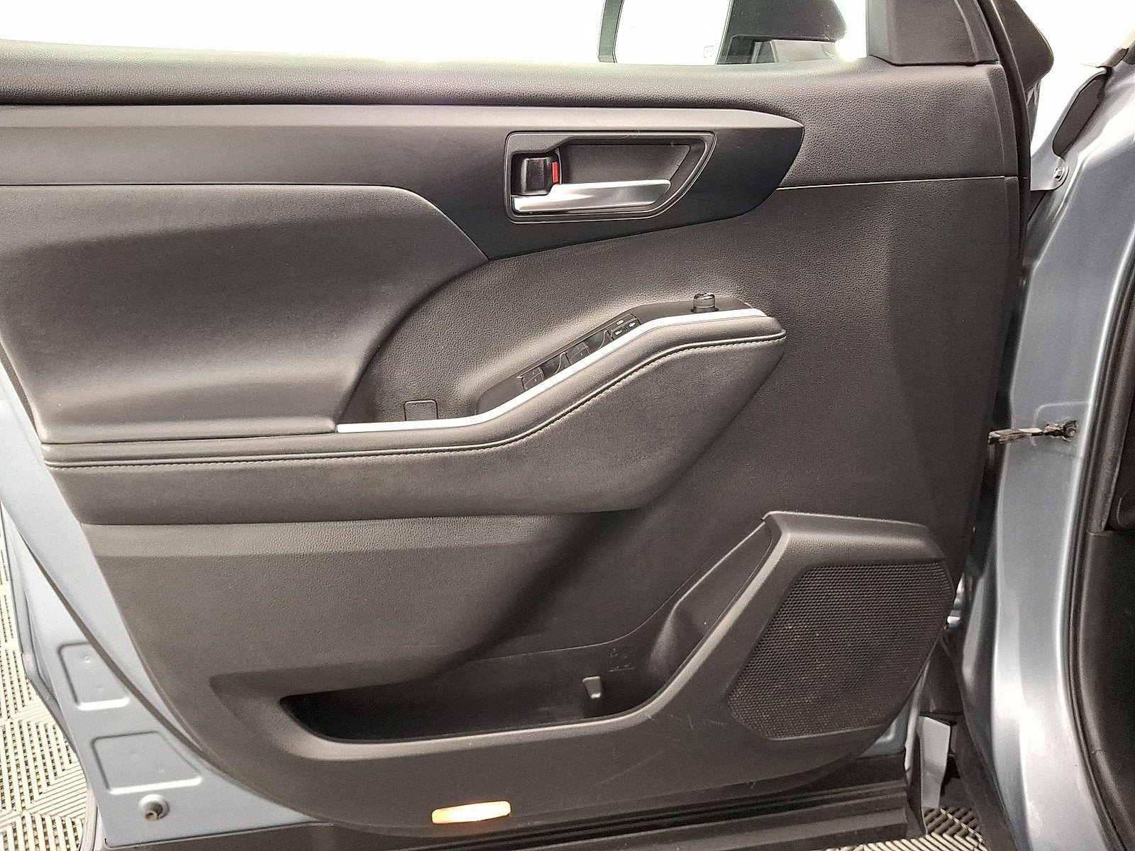Used 2021 Toyota Highlander XLE AWD/4WD image 2