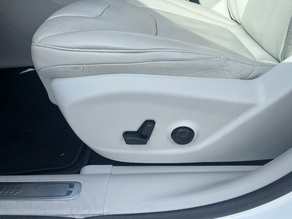 Used 2020 Jeep Cherokee Limited w/ Luxury Group AWD/4WD image 31