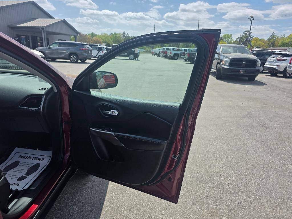 Used 2019 Jeep Cherokee Limited image 10