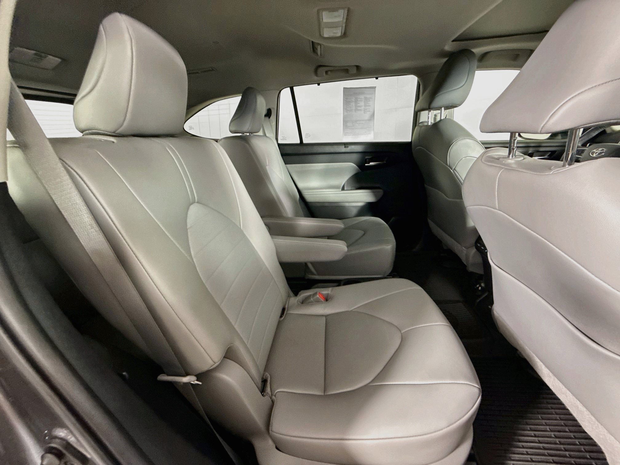 Used 2023 Toyota Highlander XLE FWD image 36