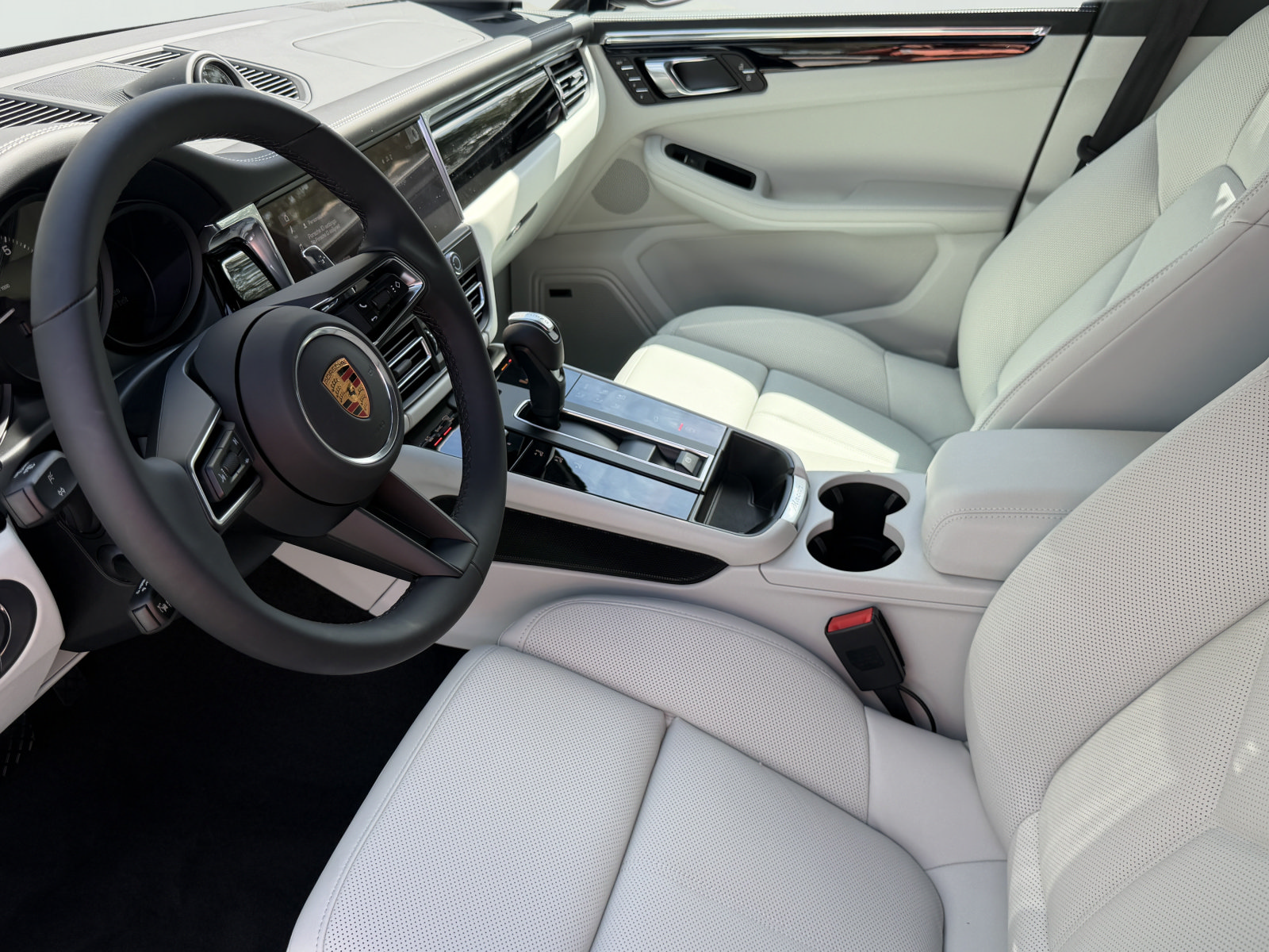 New 2026 Porsche Macan AWD/4WD image 3