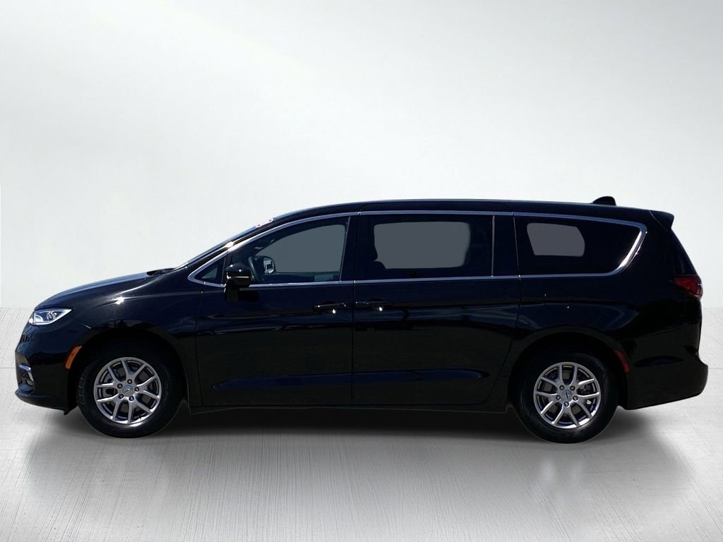 Used 2024 Chrysler Pacifica Touring FWD image 2