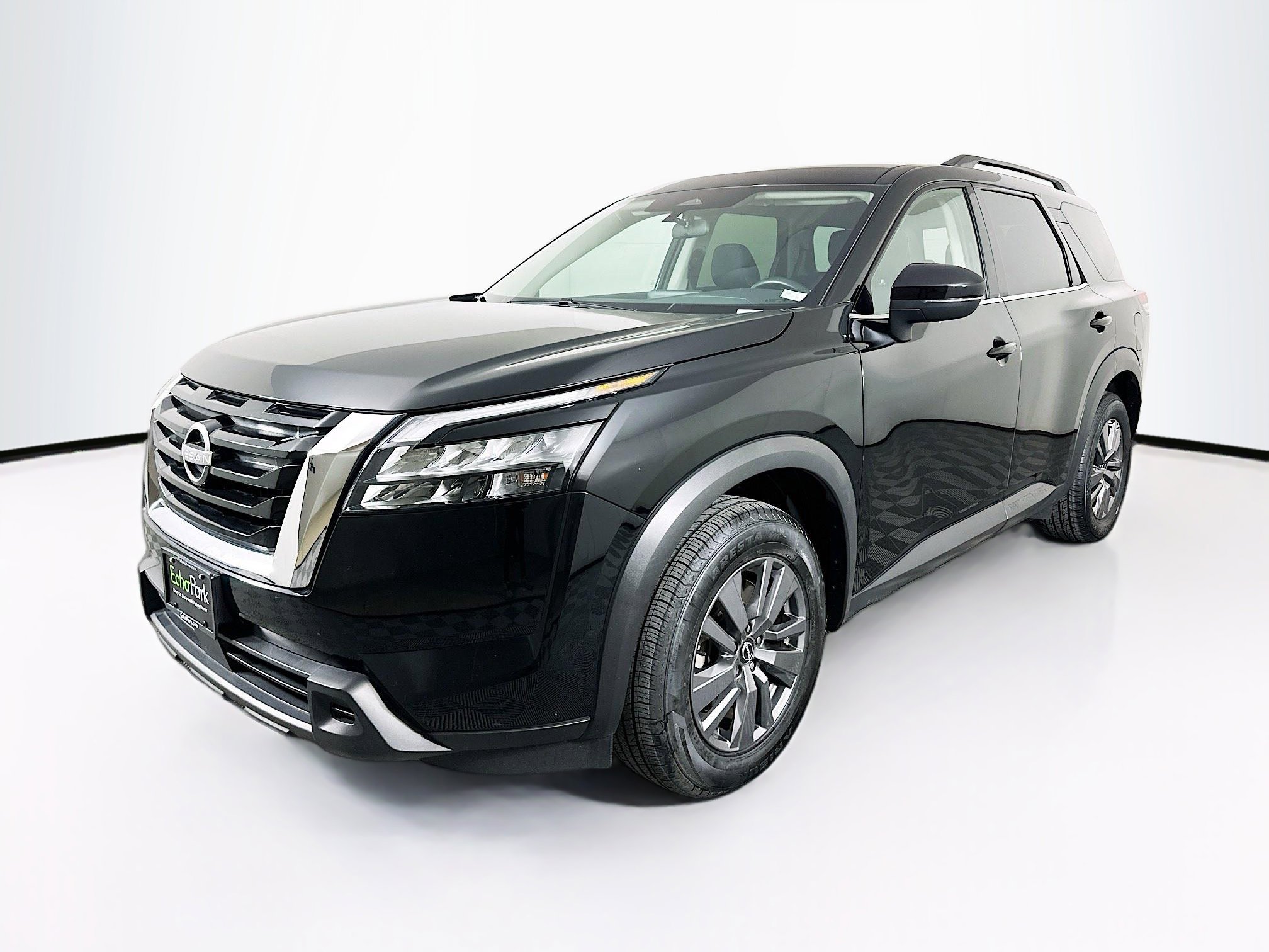 Used 2025 Nissan Pathfinder SV image 3